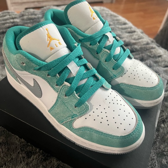 Air Jordan 1 Low SE GS 'New Emerald - Picture 5 of 5